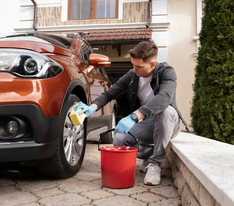 Lavage auto à domicile Auvare : professionnel intervenant sur un véhicule